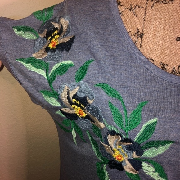 Hannah Embroidered Floral Tee - Picture 4 of 9